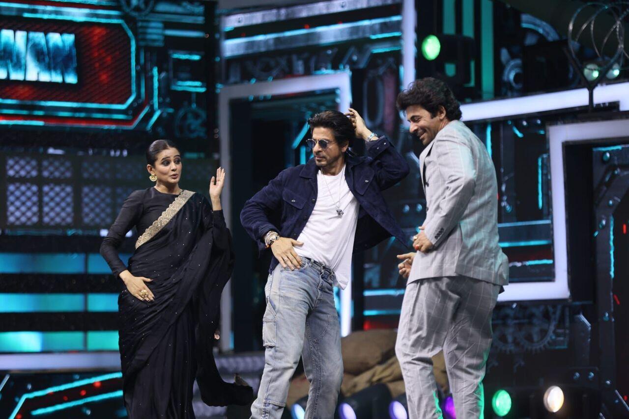 Shah Rukh, Priyamani and Sunil drew cheers and claps as they danced together 